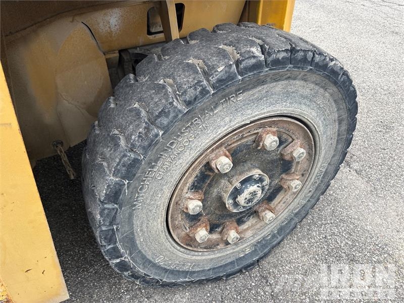 CAT DP100 19420 lb Pneumatic Tire Forklift Другие складские механизмы