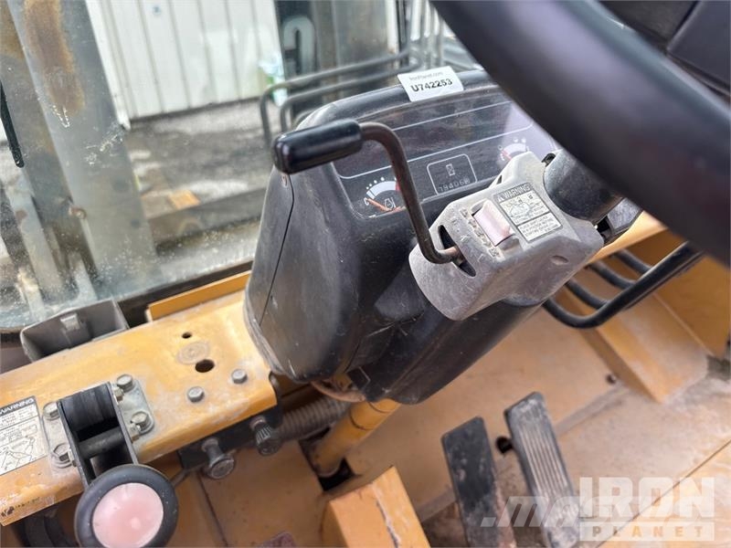 CAT DP100 19420 lb Pneumatic Tire Forklift Другие складские механизмы