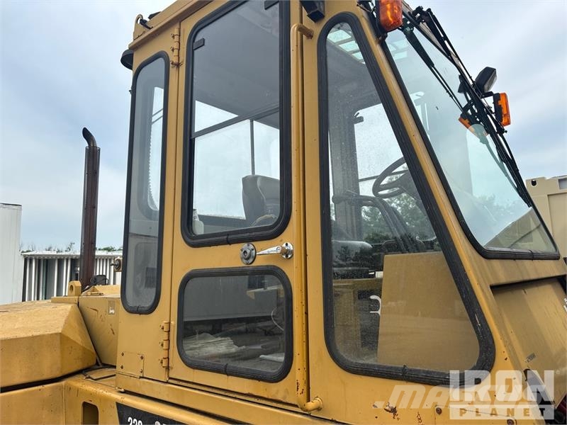 CAT DP100 19420 lb Pneumatic Tire Forklift Другие складские механизмы