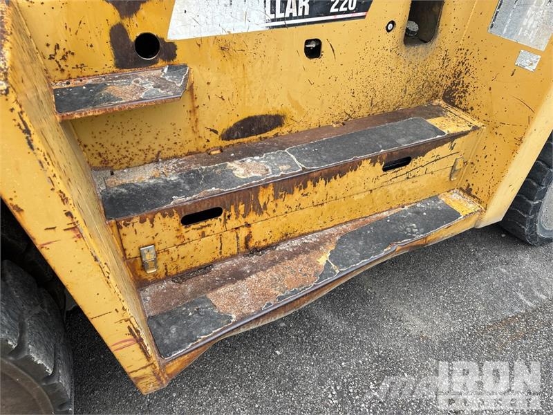 CAT DP100 19420 lb Pneumatic Tire Forklift Другие складские механизмы