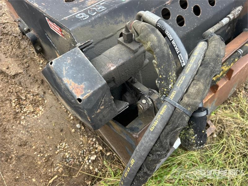 CAT LR18 72 in Skid Steer Landscape Rake Vändare och luftare