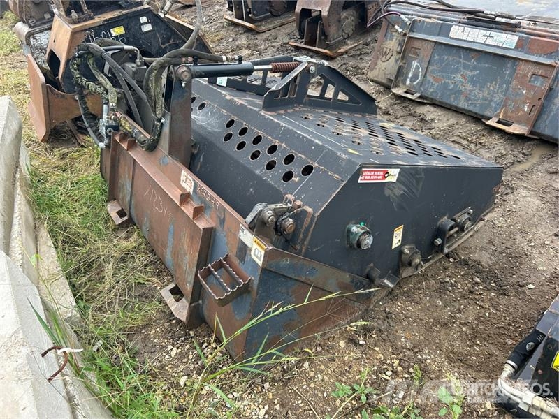 CAT LR18 72 in Skid Steer Landscape Rake Vändare och luftare