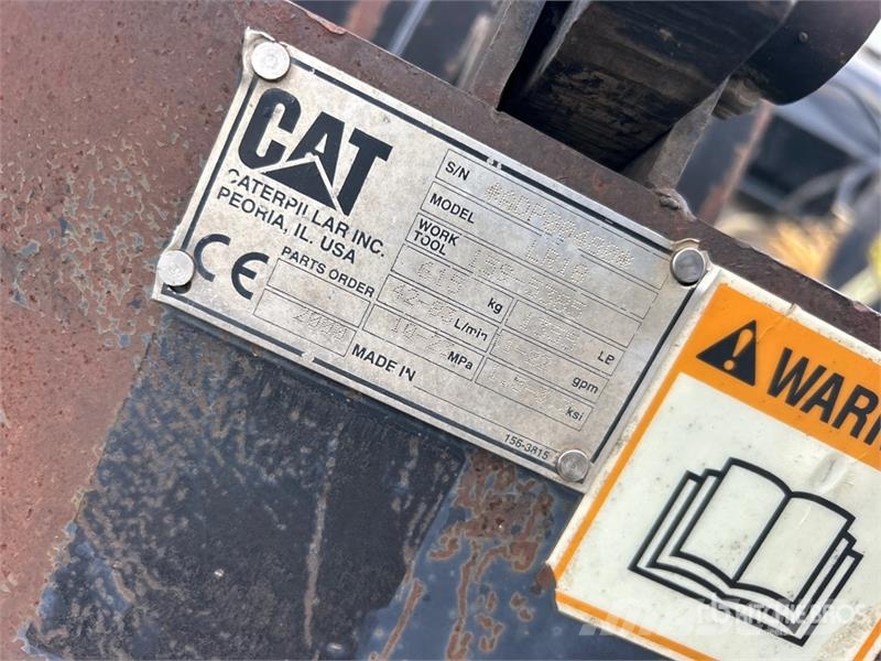 CAT LR18 72 in Skid Steer Landscape Rake Vändare och luftare
