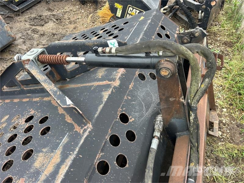 CAT LR18 72 in Skid Steer Landscape Rake Vändare och luftare