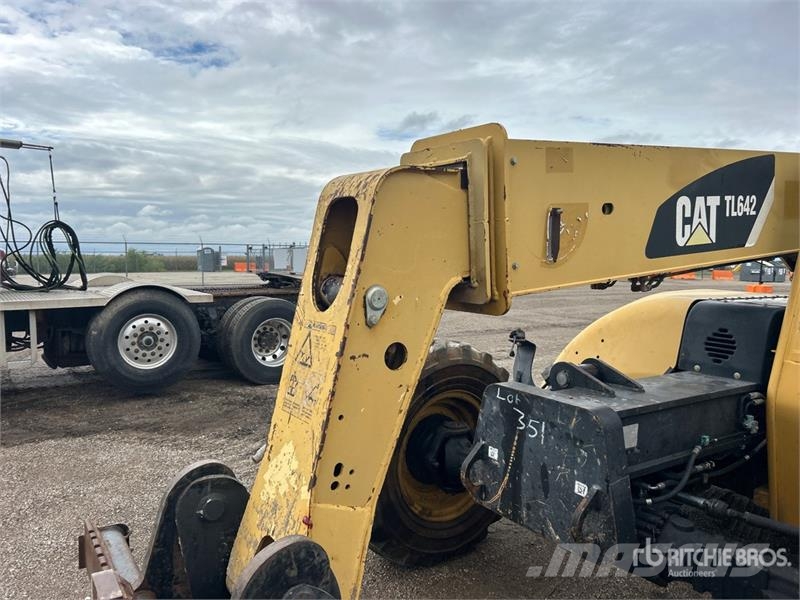 CAT TL642 Телескопічні навантажувачі