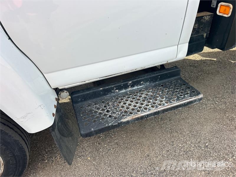 Chevrolet C4500 4x2 Flatbed Truck Tovornjaki s kesonom/platojem