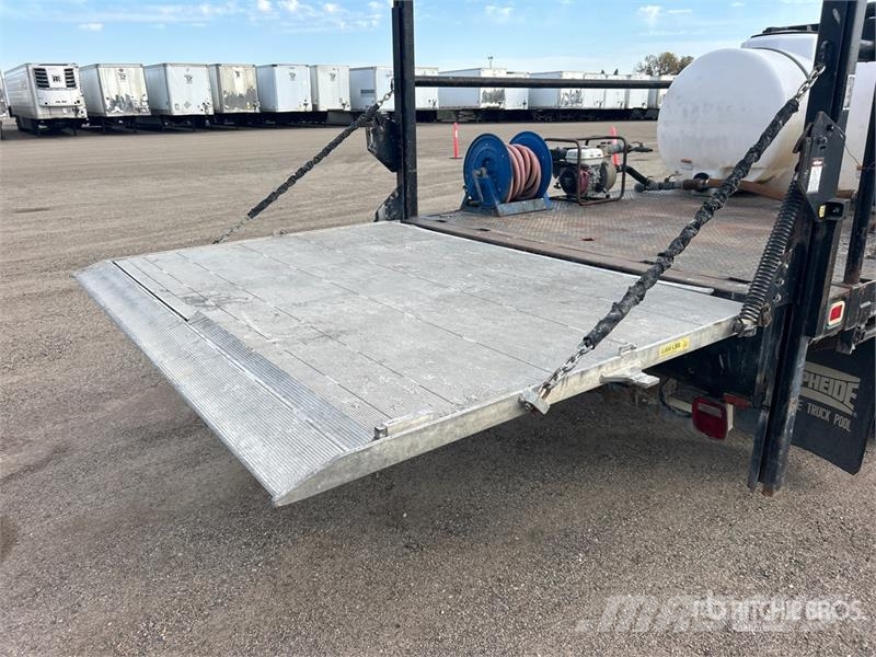 Chevrolet C4500 4x2 Flatbed Truck Tovornjaki s kesonom/platojem