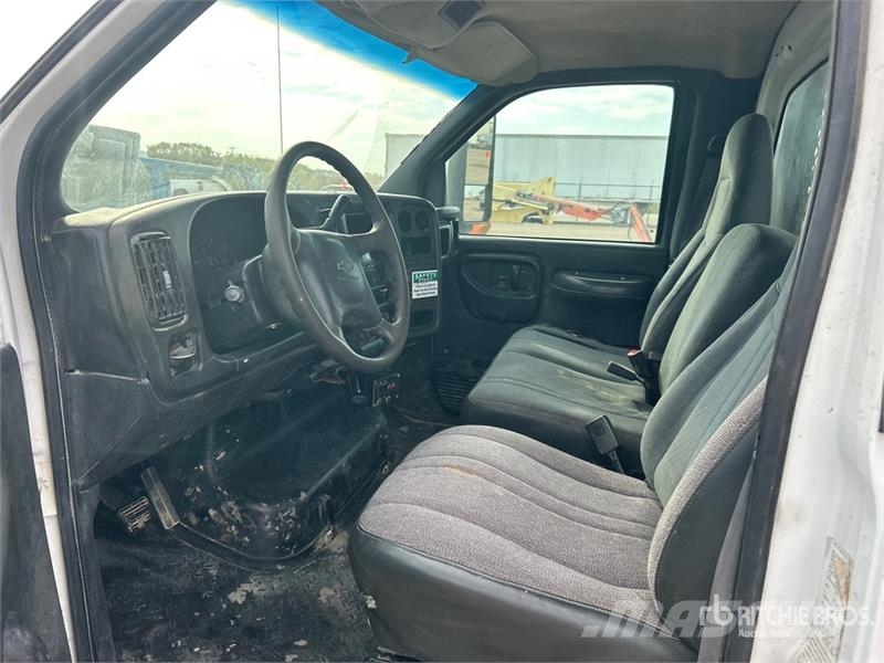 Chevrolet C4500 4x2 Flatbed Truck Tovornjaki s kesonom/platojem