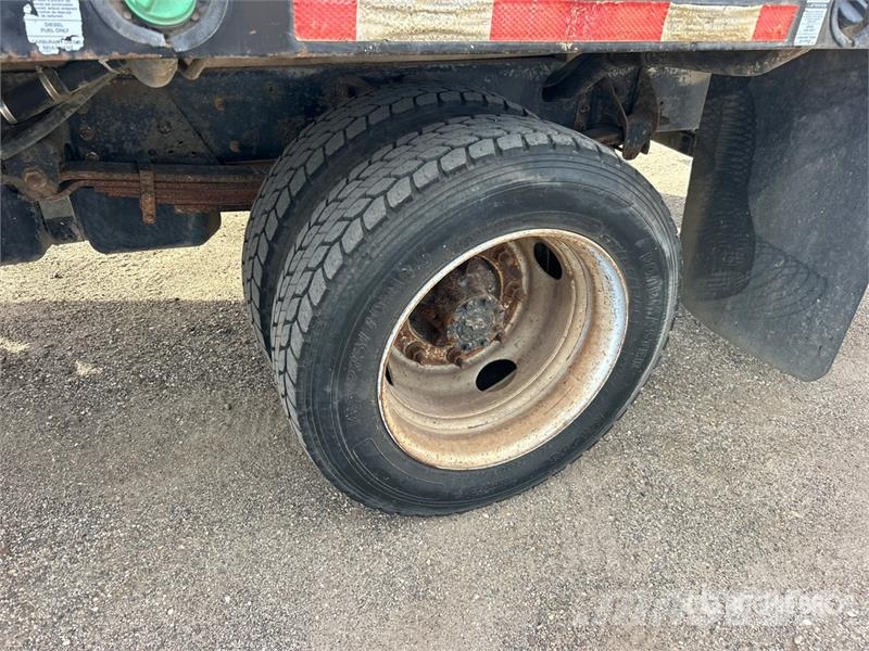 Chevrolet C4500 4x2 Flatbed Truck Tovornjaki s kesonom/platojem