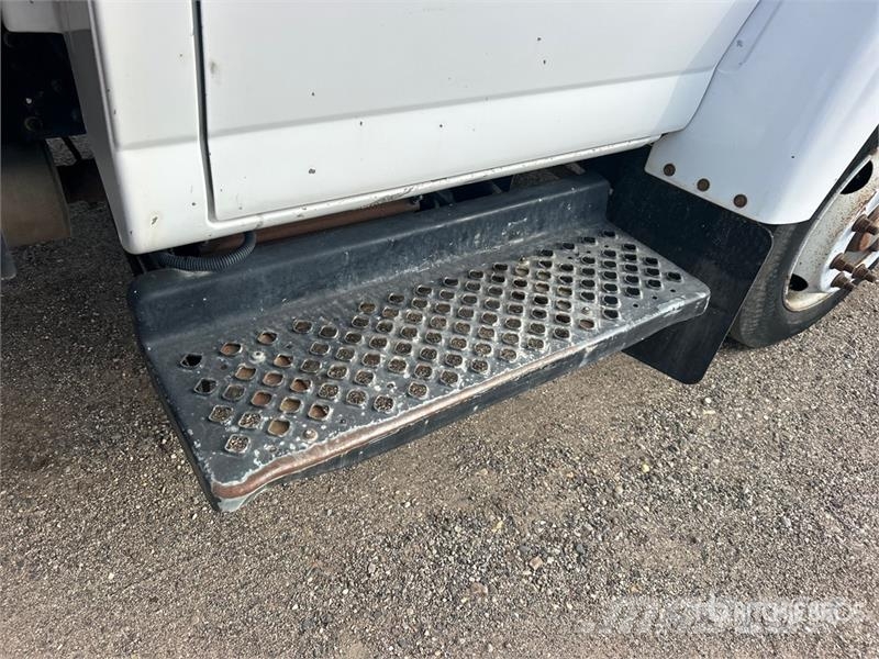 Chevrolet C4500 4x2 Flatbed Truck Tovornjaki s kesonom/platojem
