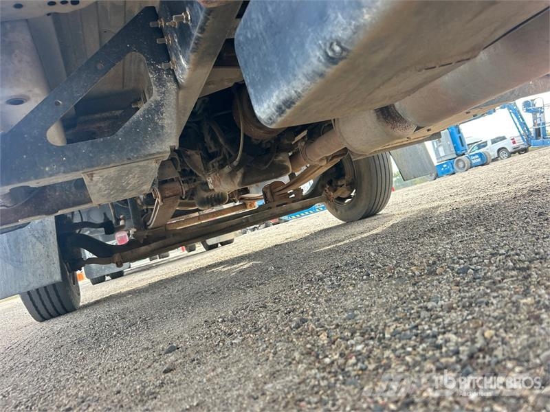 Chevrolet C4500 4x2 Flatbed Truck Tovornjaki s kesonom/platojem
