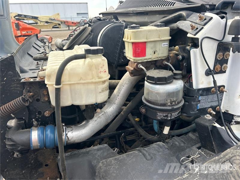 Chevrolet C4500 4x2 Flatbed Truck Tovornjaki s kesonom/platojem