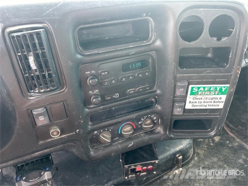 Chevrolet C4500 4x2 Flatbed Truck Tovornjaki s kesonom/platojem
