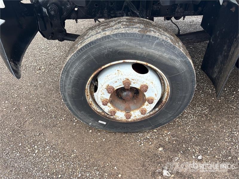 Chevrolet C6500 4x2 Flatbed Truck Tovornjaki s kesonom/platojem