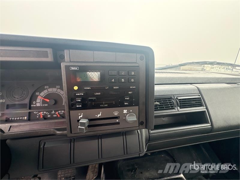 Chevrolet C6500 4x2 Flatbed Truck Tovornjaki s kesonom/platojem