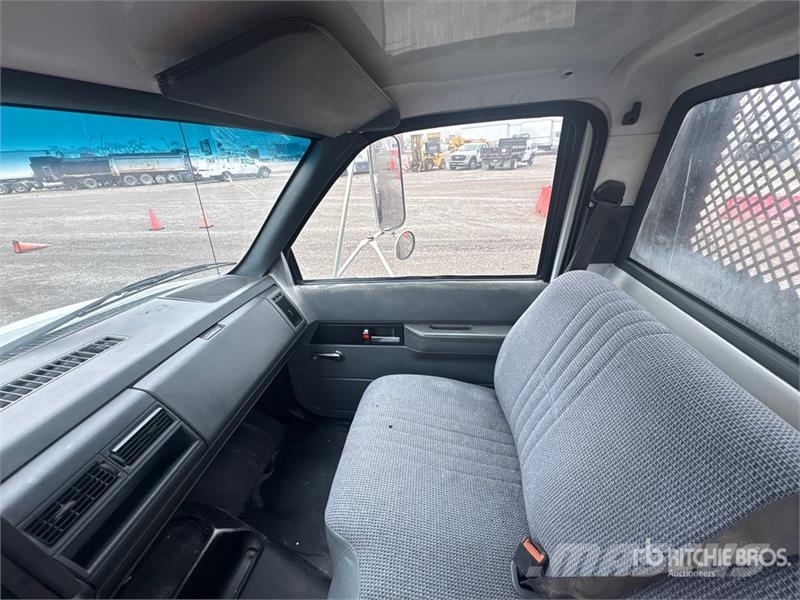Chevrolet C6500 4x2 Flatbed Truck Tovornjaki s kesonom/platojem