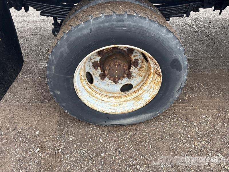Chevrolet C6500 4x2 Flatbed Truck Tovornjaki s kesonom/platojem