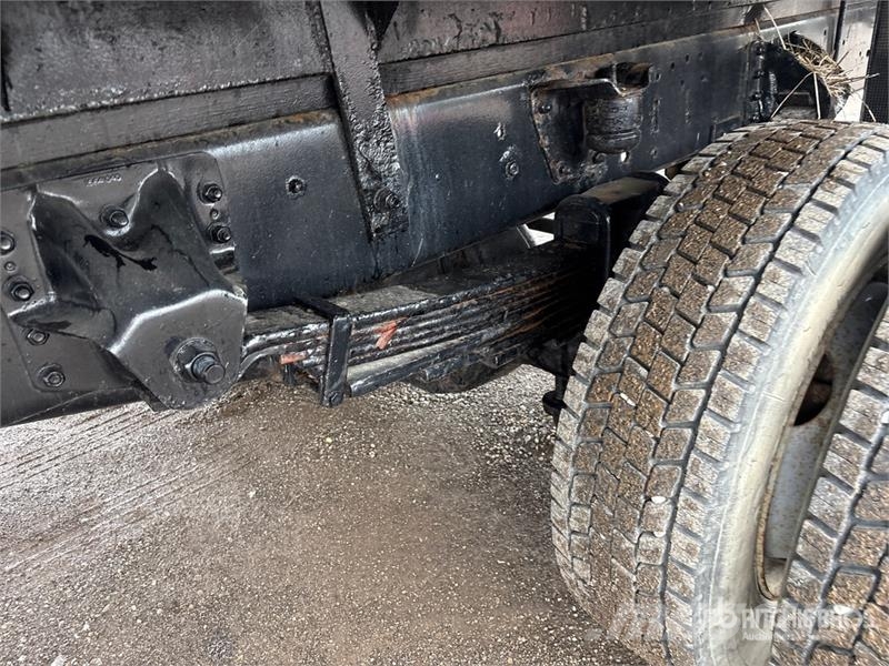 Chevrolet C6500 4x2 Flatbed Truck Tovornjaki s kesonom/platojem