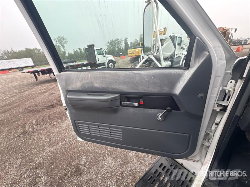 Chevrolet C6500 4x2 Flatbed Truck Tovornjaki s kesonom/platojem