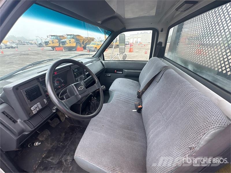 Chevrolet C6500 4x2 Flatbed Truck Tovornjaki s kesonom/platojem