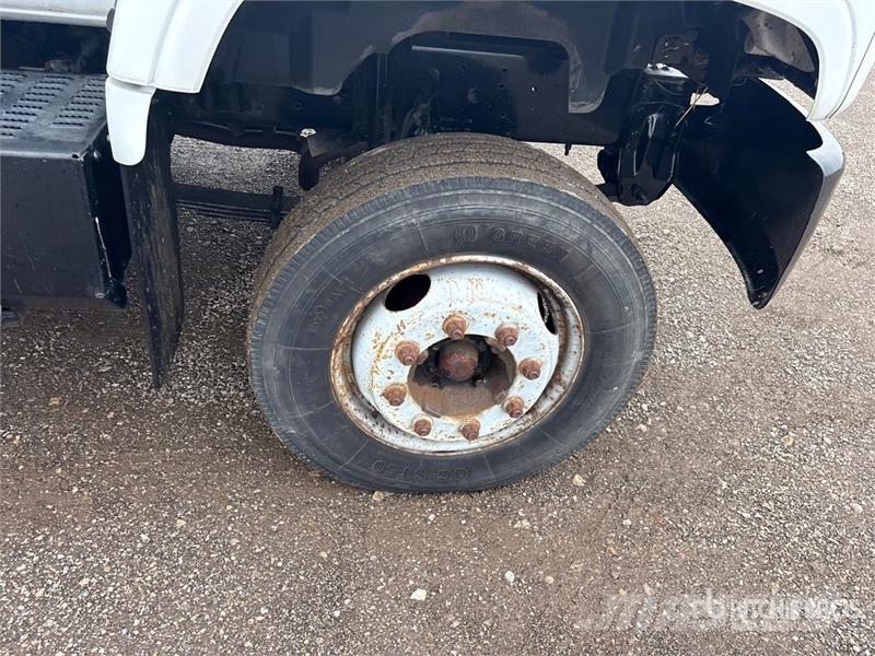 Chevrolet C6500 4x2 Flatbed Truck Tovornjaki s kesonom/platojem