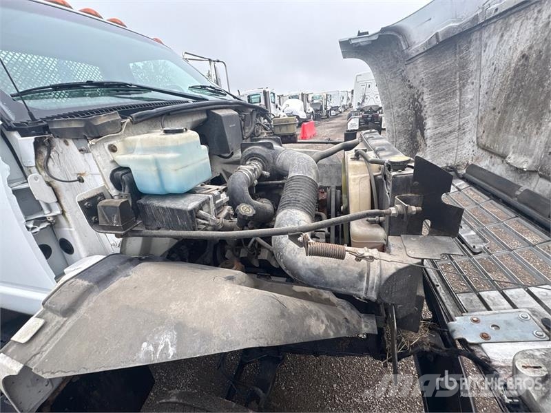 Chevrolet C6500 4x2 Flatbed Truck Tovornjaki s kesonom/platojem