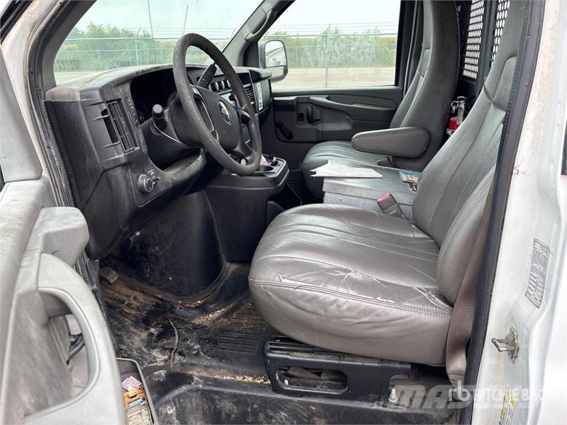 Chevrolet Express 2500 Cargo Van شاحنة مقفلة