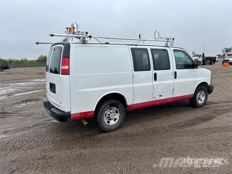 Chevrolet Express 2500 Cargo Van شاحنة مقفلة