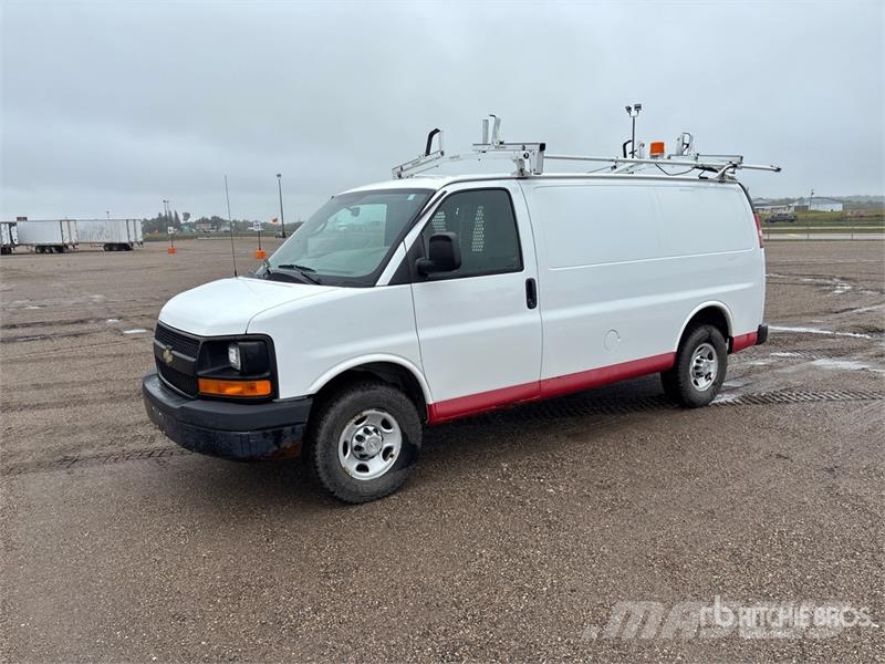Chevrolet Express 2500 Cargo Van شاحنة مقفلة