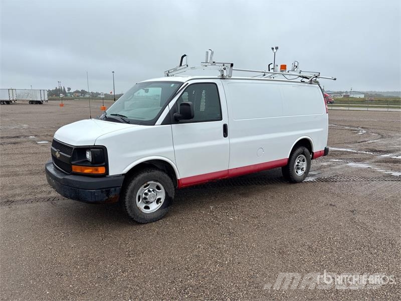 Chevrolet Express 2500 Cargo Van شاحنة مقفلة