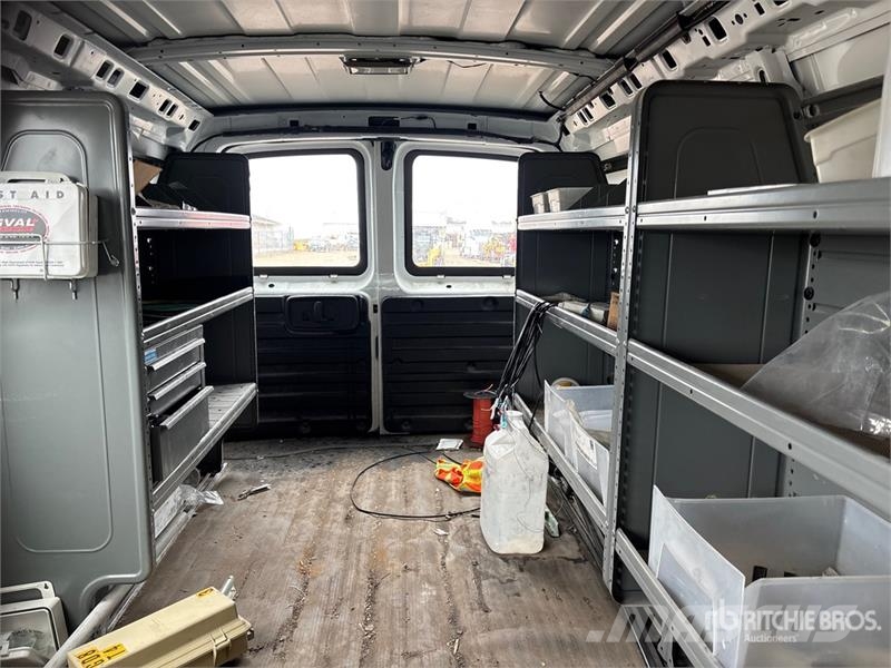 Chevrolet Express 2500 Cargo Van شاحنة مقفلة