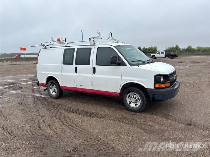 Chevrolet Express 2500 Cargo Van شاحنة مقفلة