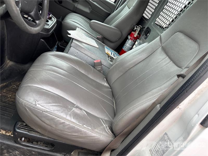 Chevrolet Express 2500 Cargo Van شاحنة مقفلة