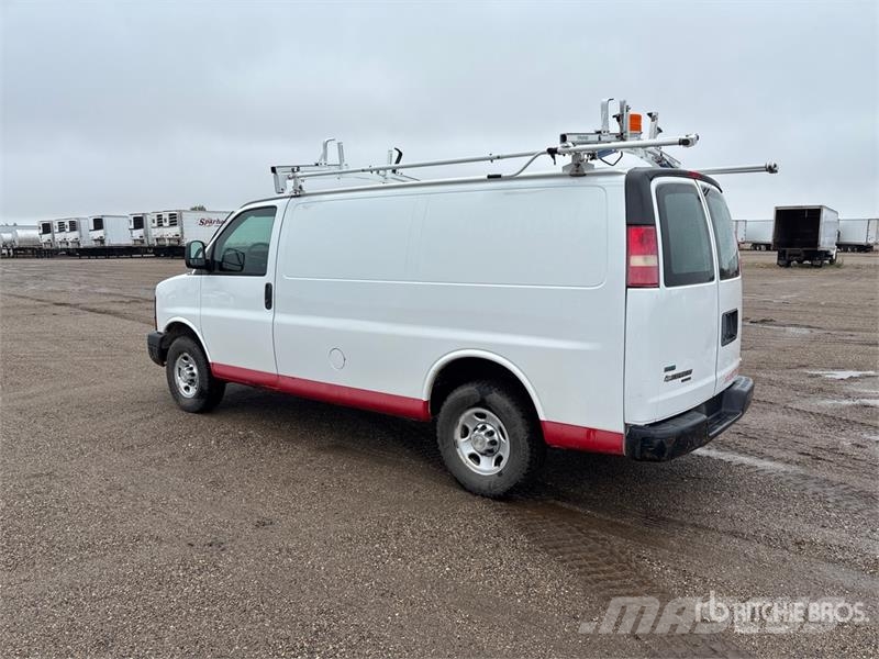 Chevrolet Express 2500 Cargo Van شاحنة مقفلة