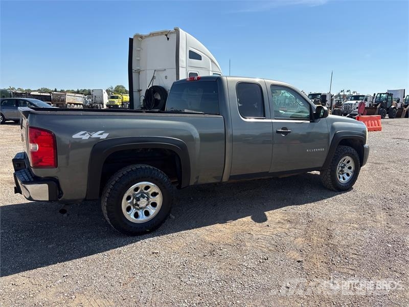 Chevrolet Silverado 1500 4x4 Extended Cab Pickup Diger