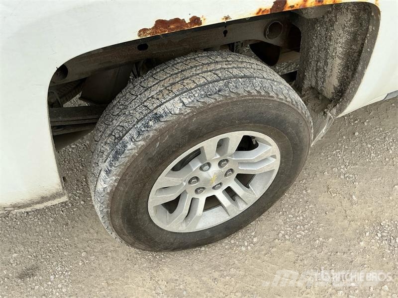 Chevrolet Silverado 1500 4x4 Crew Cab Pickup Egyéb