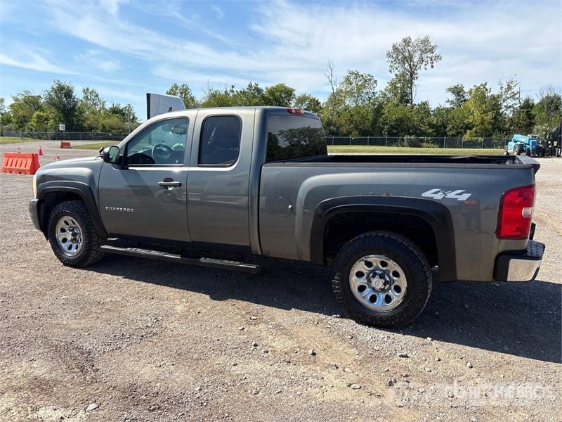 Chevrolet Silverado 1500 4x4 Extended Cab Pickup Diger