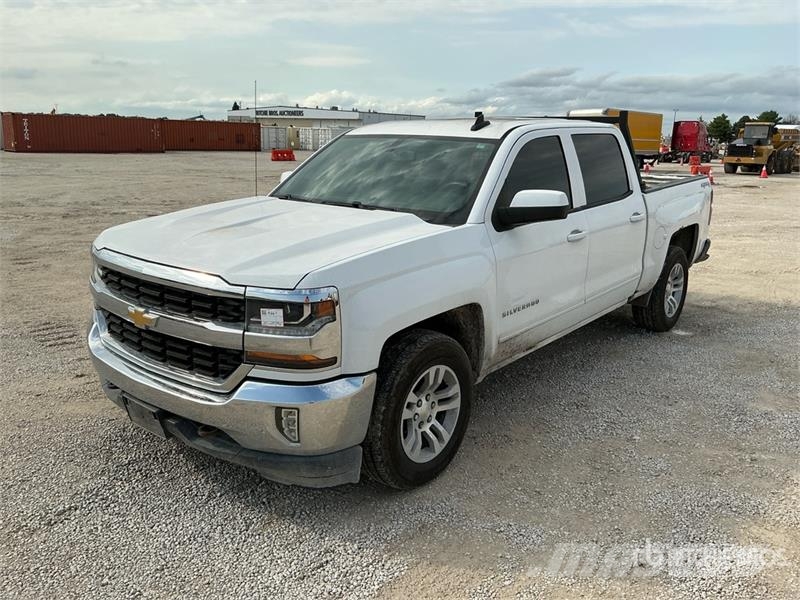 Chevrolet Silverado 1500 4x4 Crew Cab Pickup Egyéb