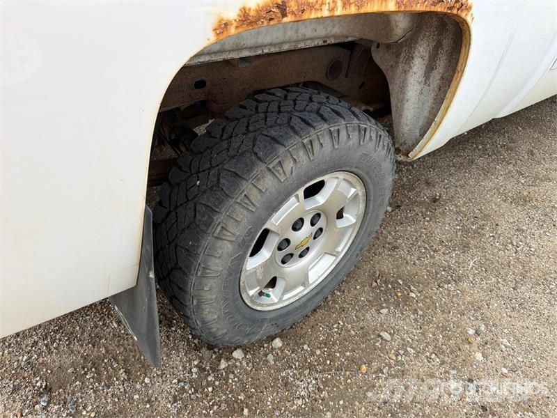 Chevrolet Silverado 1500 LT 4x4 Extended Cab Pickup Andere Transporter