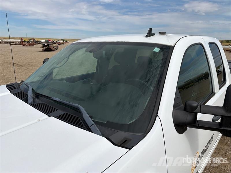 Chevrolet Silverado 1500 LT 4x4 Extended Cab Pickup Andere Transporter