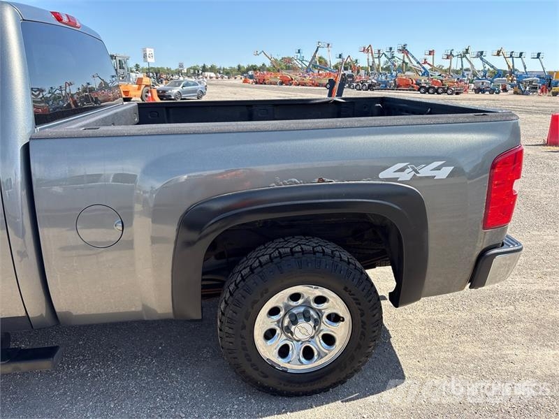 Chevrolet Silverado 1500 4x4 Extended Cab Pickup Diger