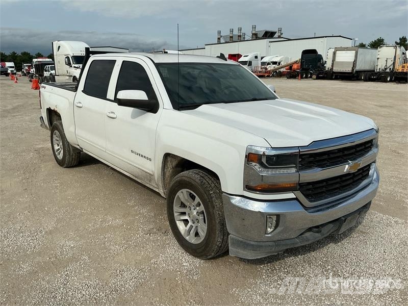 Chevrolet Silverado 1500 4x4 Crew Cab Pickup Egyéb