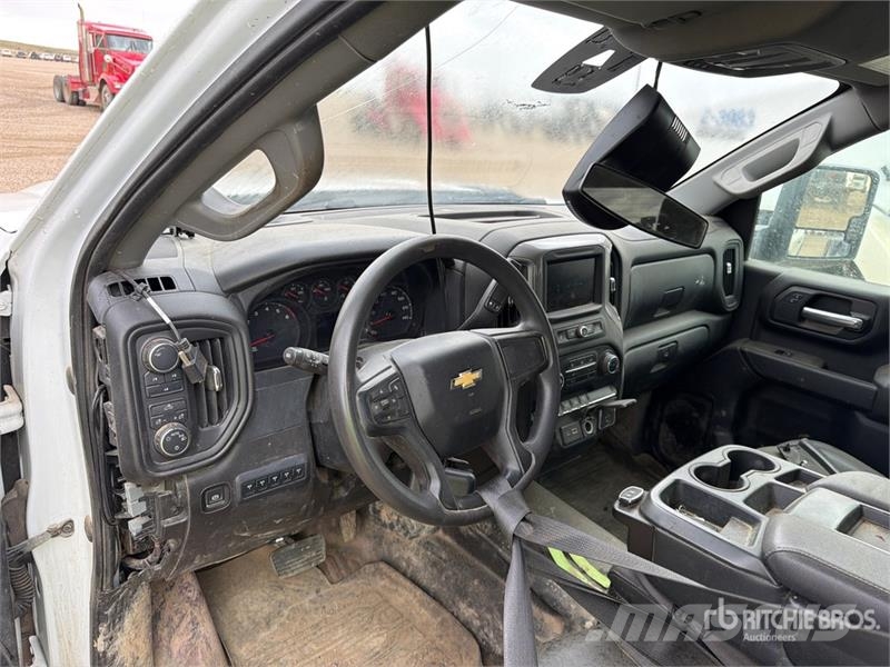 Chevrolet Silverado 2500 4x4 Crew Cab Pickup (Inoperable) Ostalo