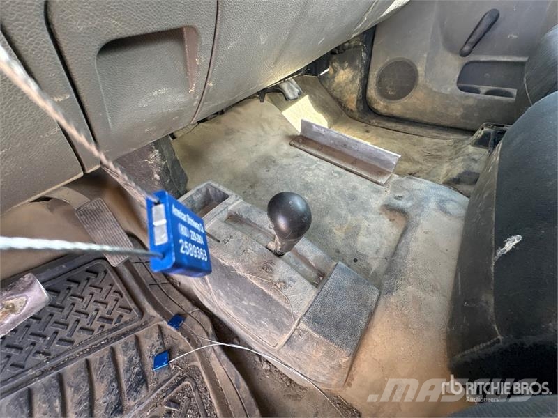 Chevrolet Silverado 2500HD 4x4 Extended Cab Utility Truck 皮卡.傳統半斗卡車/側卸板