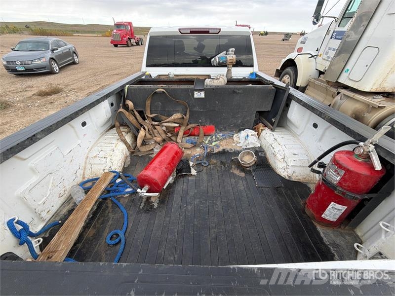 Chevrolet Silverado 2500 4x4 Crew Cab Pickup (Inoperable) Ostalo
