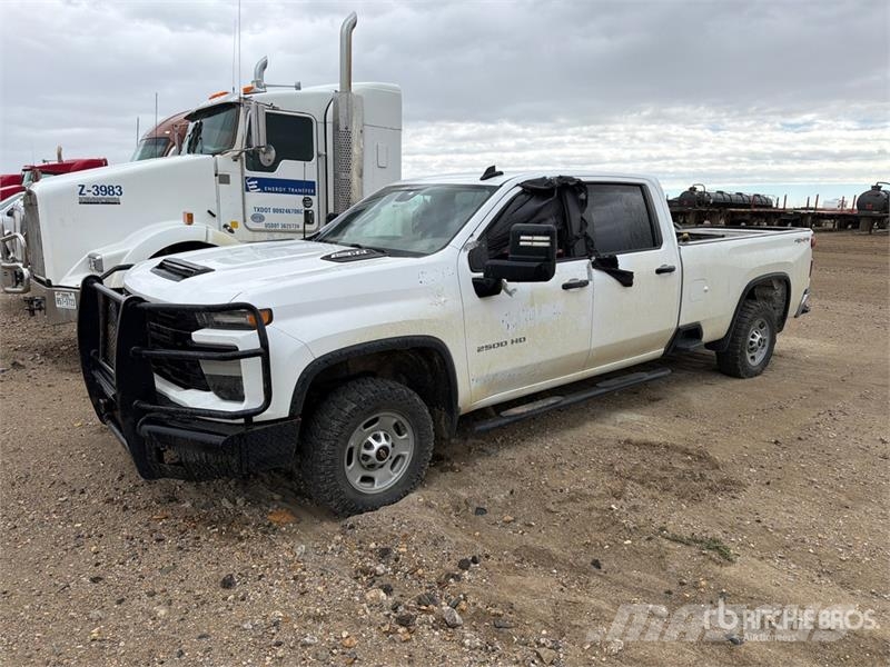 Chevrolet Silverado 2500 4x4 Crew Cab Pickup (Inoperable) Ostalo
