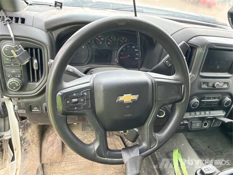 Chevrolet Silverado 2500 4x4 Crew Cab Pickup (Inoperable) Ostalo
