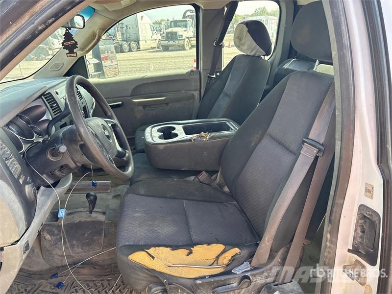 Chevrolet Silverado 2500HD 4x4 Extended Cab Utility Truck 皮卡.傳統半斗卡車/側卸板