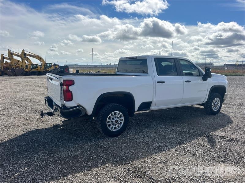 Chevrolet Silverado 2500HD 4x4 Crew Cab Pickup Furgoni altro