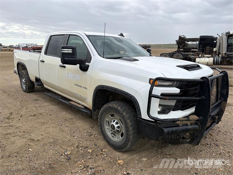 Chevrolet Silverado 2500 4x4 Crew Cab Pickup (Inoperable) Ostalo